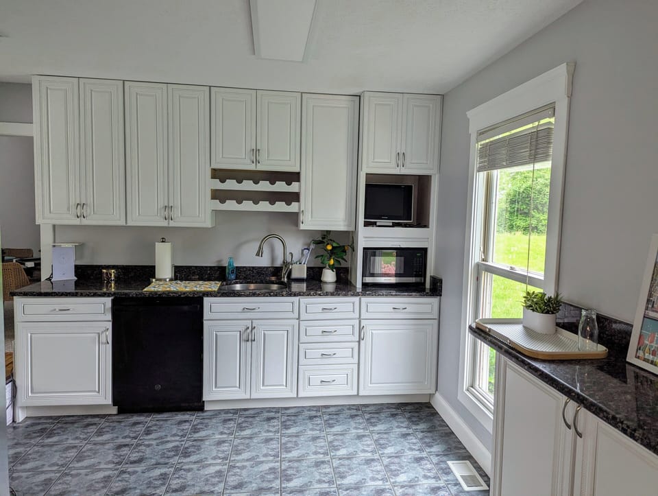 Large kitchen for group creativity! Stove, new refrigerator - all the good stuff