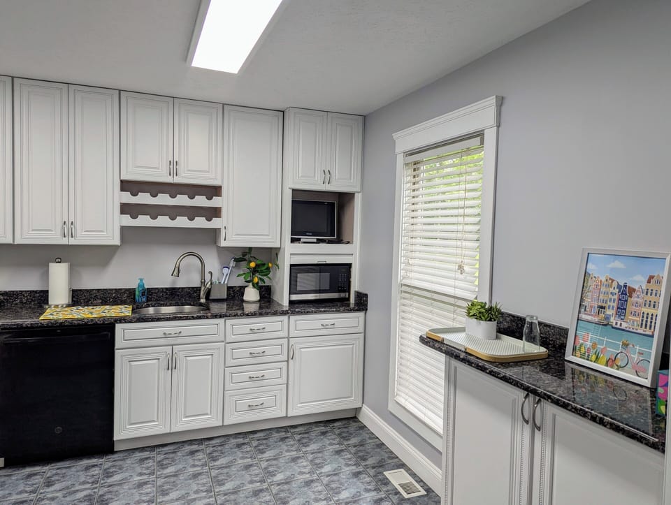 Large kitchen for group creativity! Stove, new refrigerator - all the good stuff