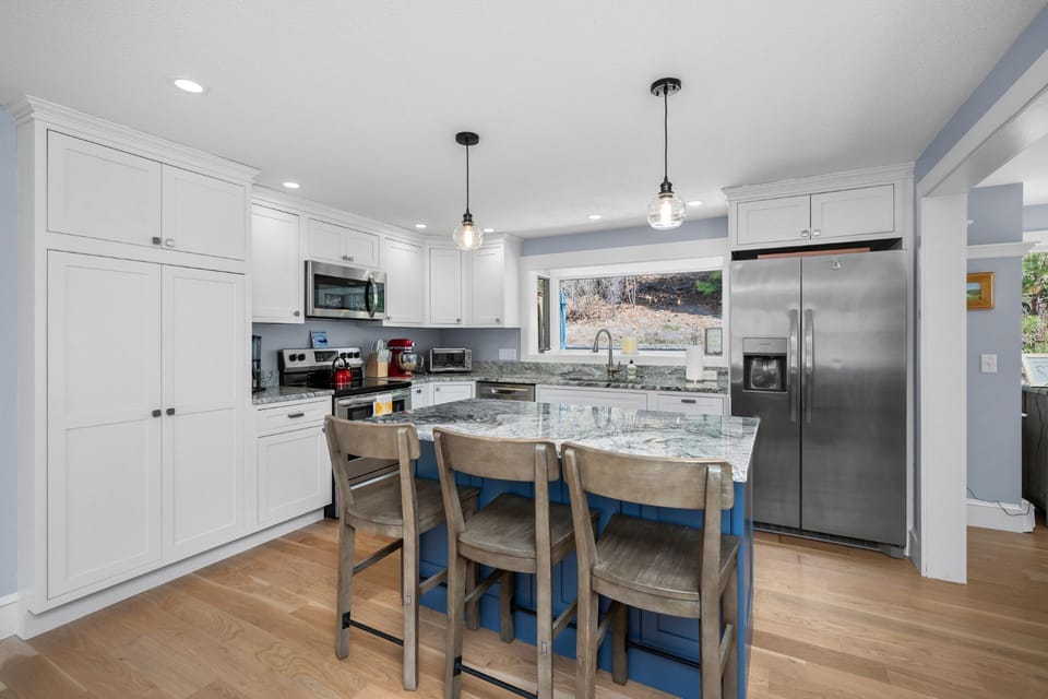 Eat in kitchen with seating for 3