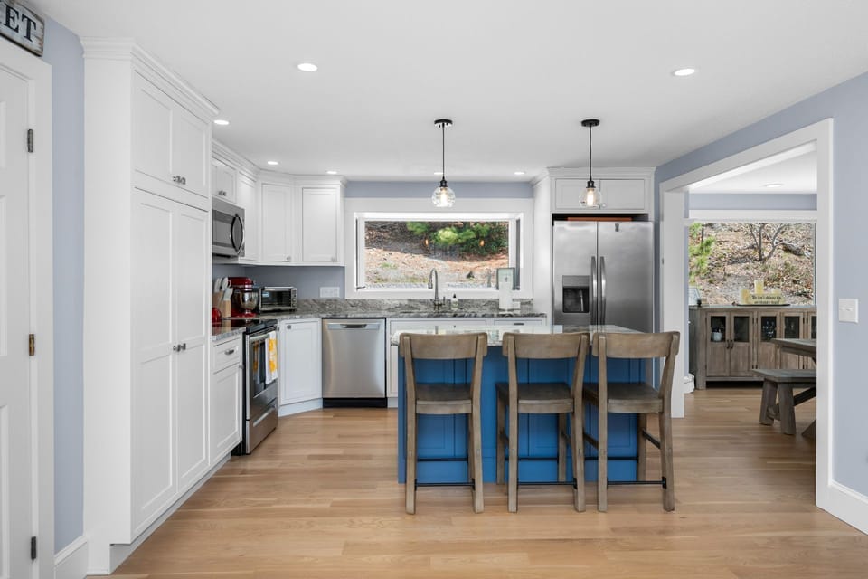 Eat in kitchen with seating for 3