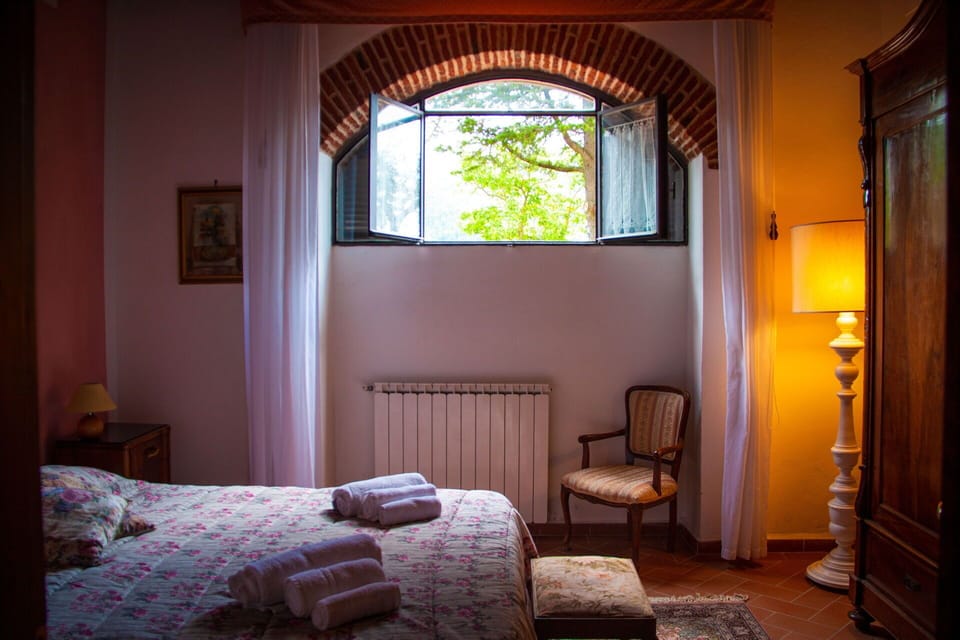 Wall, Wood, Interior Design, Bedroom, Bed, Furniture, Bed Sheet, Linens, Bedding, Brown