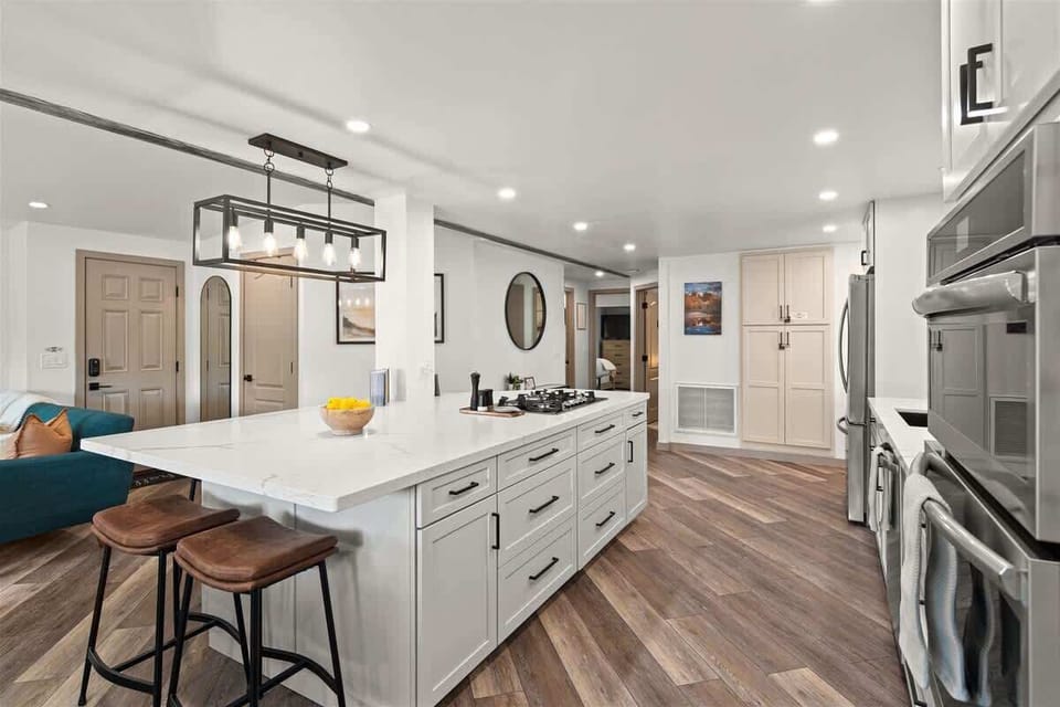 Fully-fitted with modern appliances and kitchen amenities.