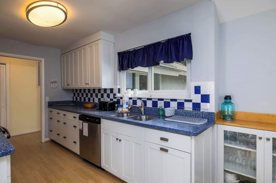 Well equipped kitchen with eating area
