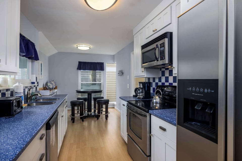 Well equipped kitchen with eating area