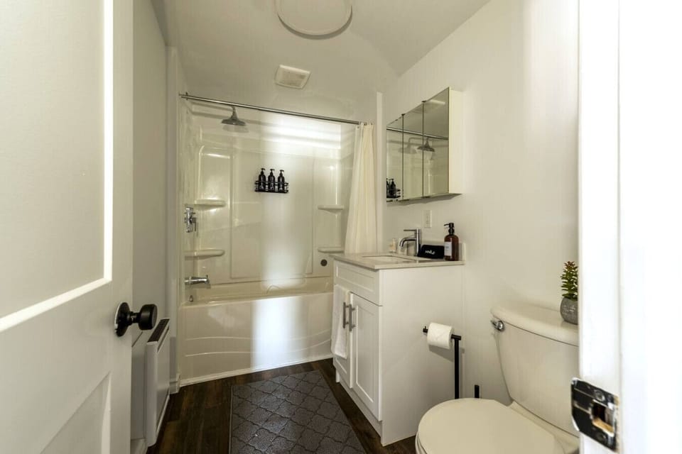 Wash off a day of travel in this bright, modern bathroom featuring a clean shower and tub combo. We provide essential toiletries and fresh towels, so you can start relaxing the moment you arrive. Enjoy your spotless space.