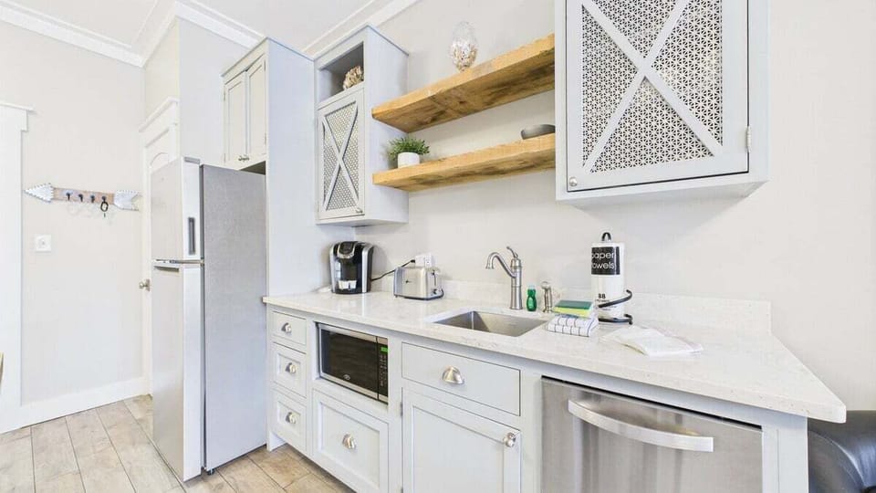 Kitchenette with full sized fridge and all the cooking essentials