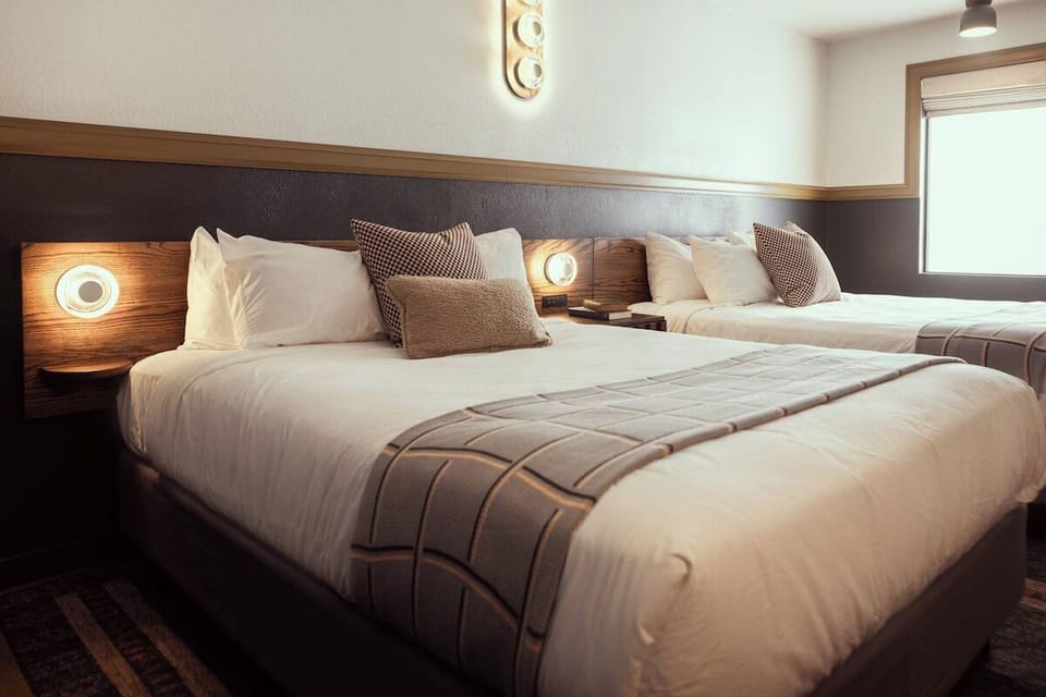 2 Queen beds
