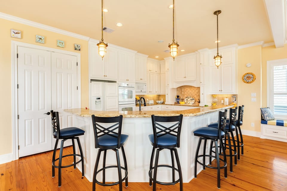 Additional seating for 6 at the large breakfast bar