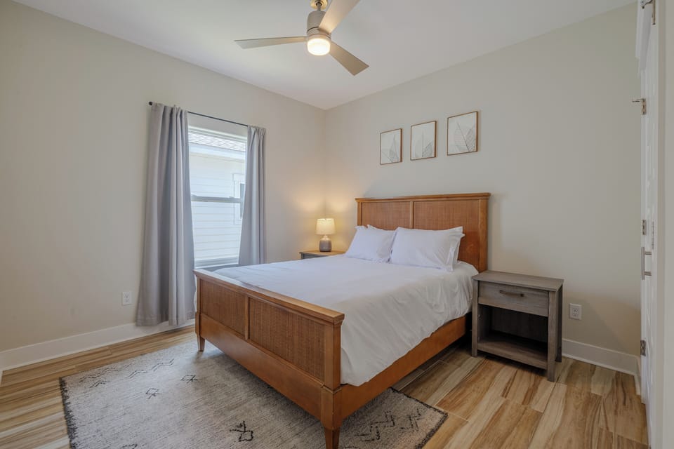 Bedroom 2 with queen size bed
