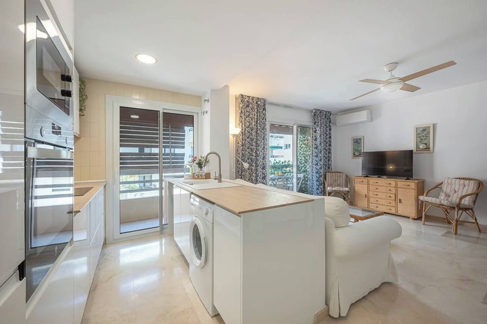 Open-plan kitchen and living room with direct access to the terrace. (10)