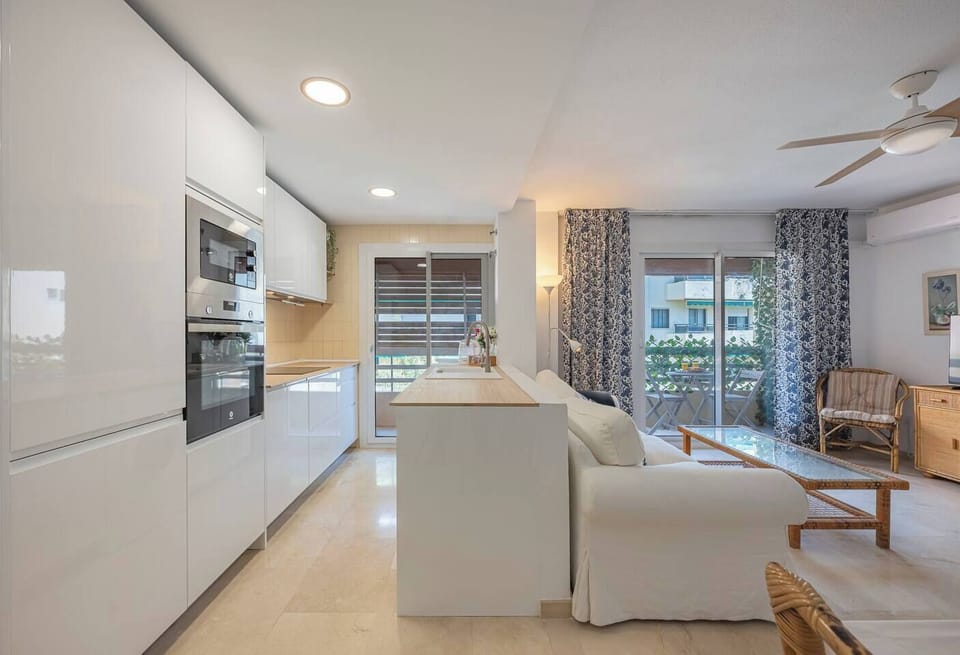 Open-plan kitchen and living room with direct access to the terrace. (11)