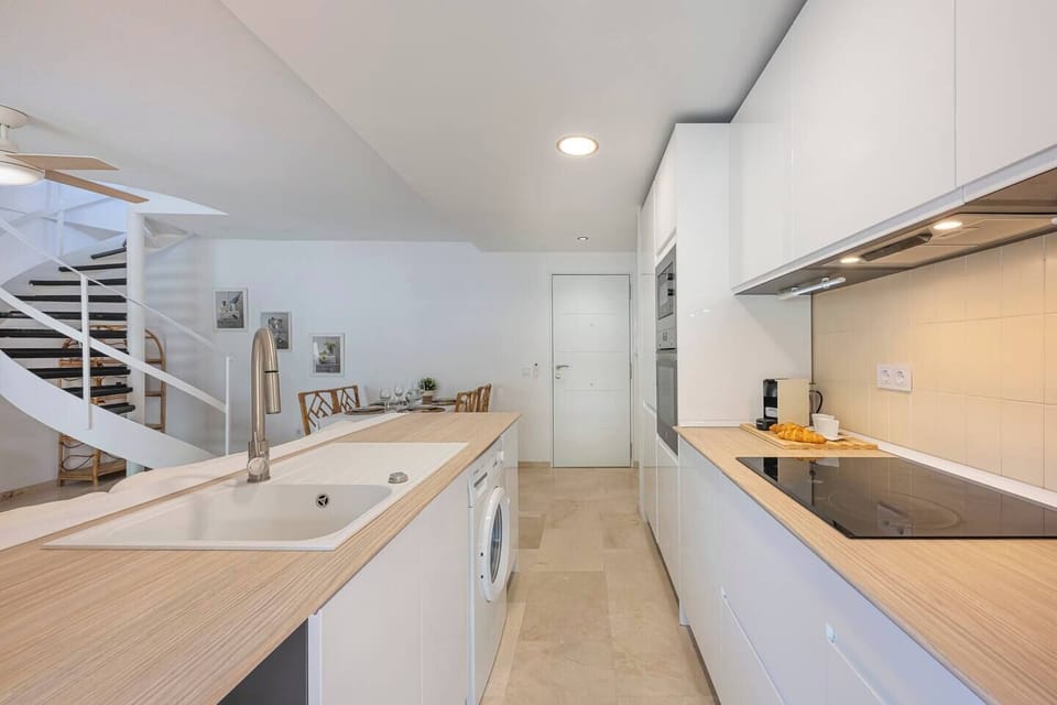 Open-plan kitchen and living room with direct access to the terrace. (12)