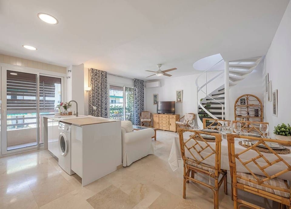 Open-plan kitchen and living room with direct access to the terrace. (9)