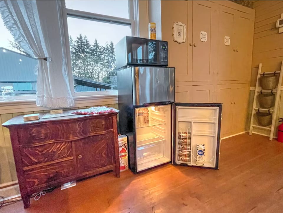 Mini kitchenette. No oven or kitchen sick due to zoning of schoolhouse