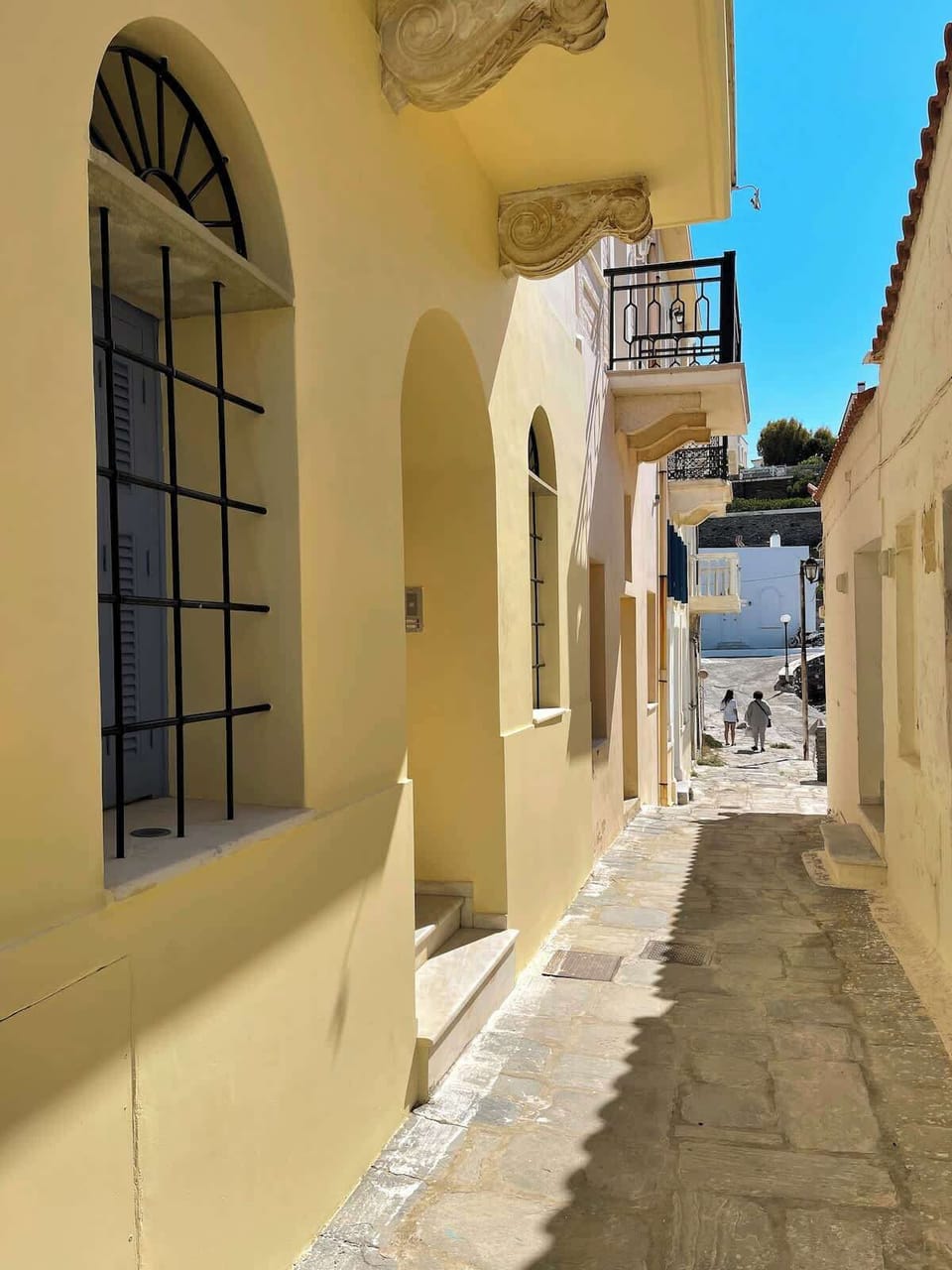 Pathway from Nonas taverna and street parking leading to the entrance