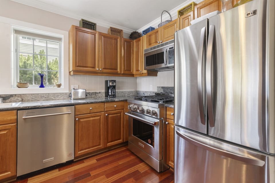 Step into your dream kitchen where warmth meets modern charm! With stunning wooden cabinets and all the appliances you could wish for, this space is perfect for cooking up your favorite meals and making lasting memories.