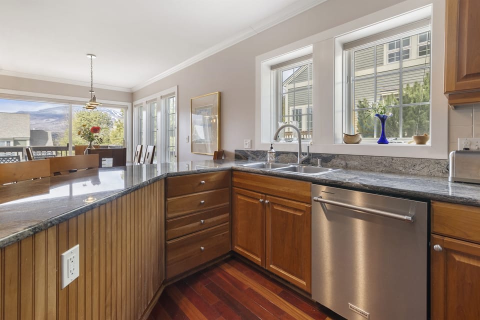 Escape to your dream retreat! ✨ Enjoy cooking in this charming kitchen complete with beautiful wooden cabinets and all the appliances you need to whip up delicious meals. Whether it's a cozy breakfast or a gourmet dinner, this space has everything to make