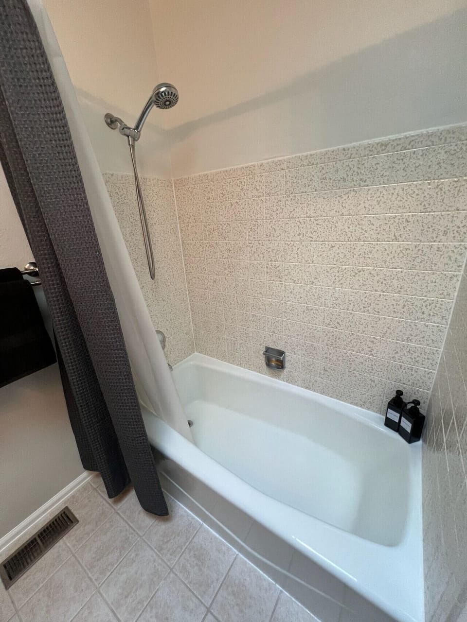 Upstairs Guest Bathroom w/ Bathtub
