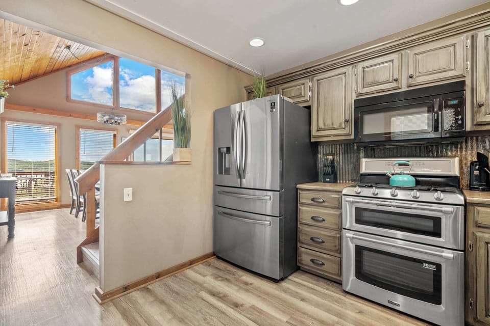 Look over the lake while enjoying the kitchen. 