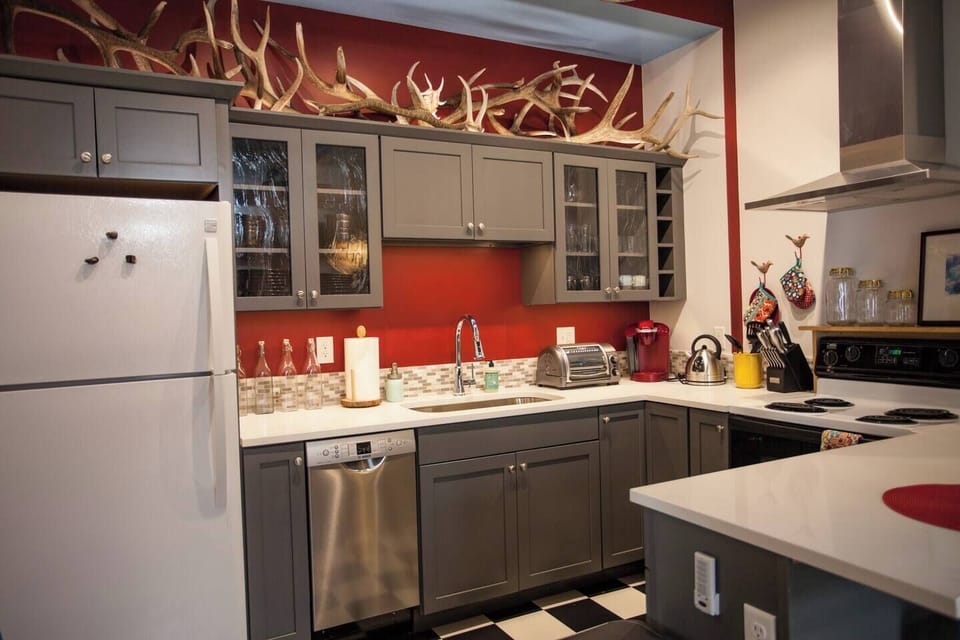 Fully stocked kitchen & complimentary Keurig coffee.