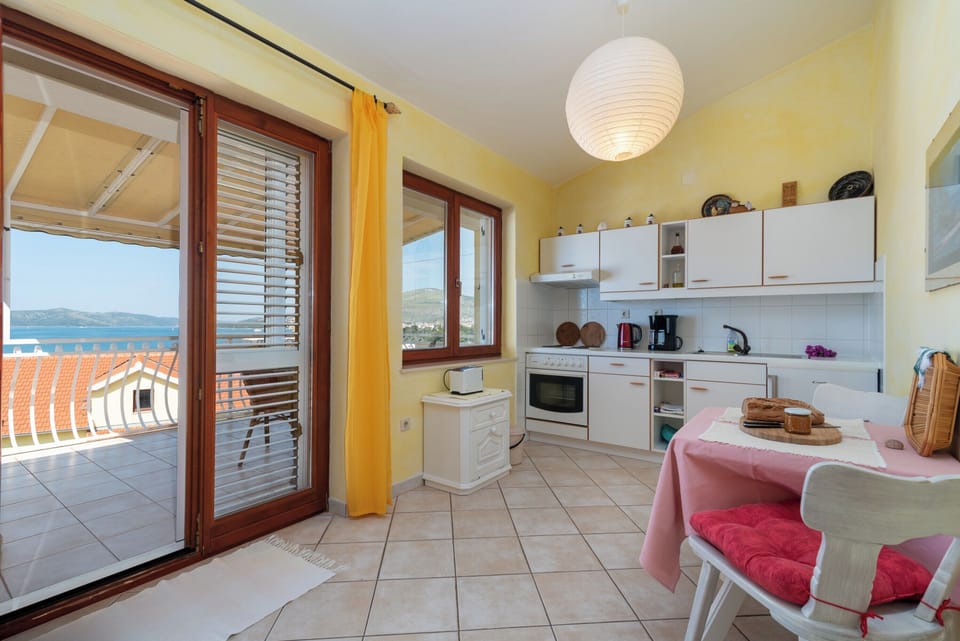 Living room & balcony