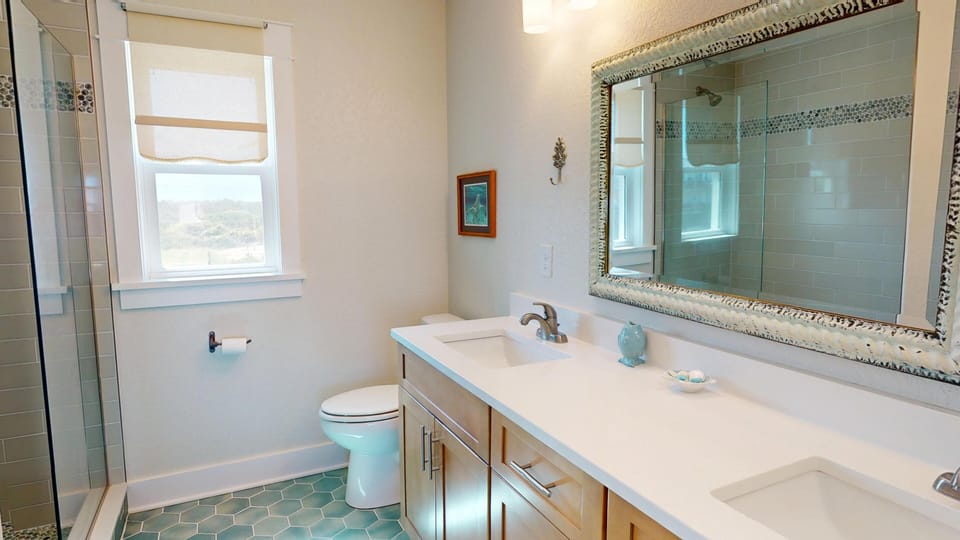 L3 king private bathroom - L3 king private bathroom at The Salty Dog vacation rental, Carova Beach NC