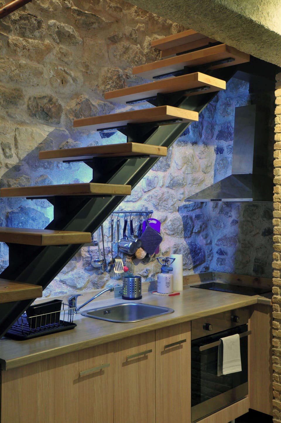 Well-Equipped Kitchen with Stone Details – Compact, functional, and full of character.