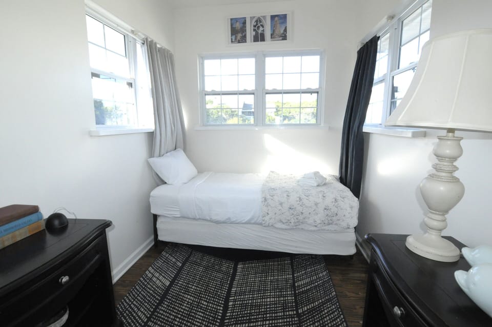 TWIN GUEST BEDROOM