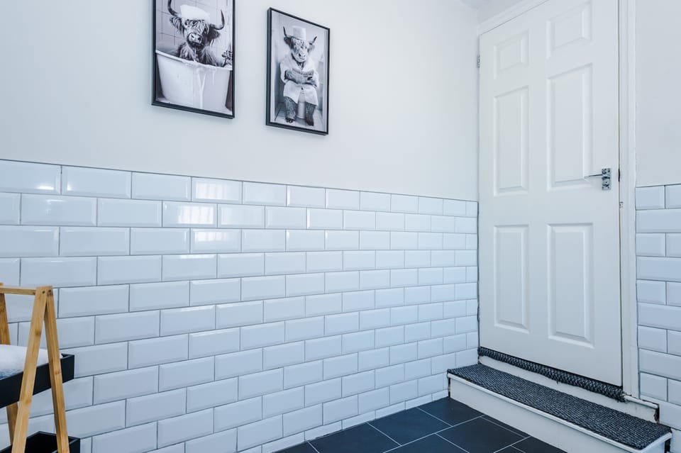 The spacious family bathroom is equipped with a bath and overhead shower, a WC and toilet. 