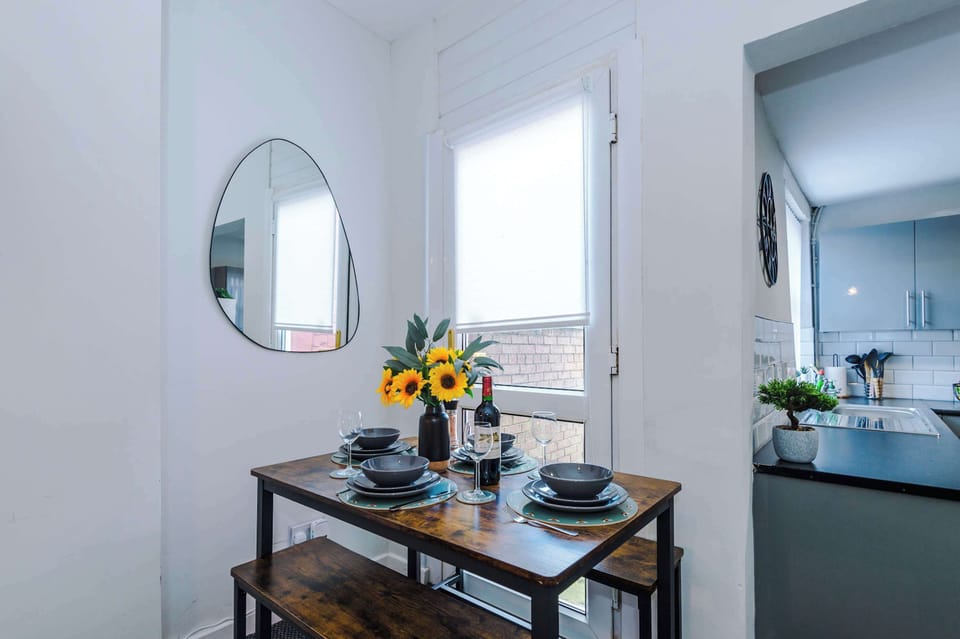 The colourful living room is open plan, allowing you to relax and dine seamlessly. It is equipped with a SMART TV, sofa bed and bench seating for you to enjoy a meal in the evening.