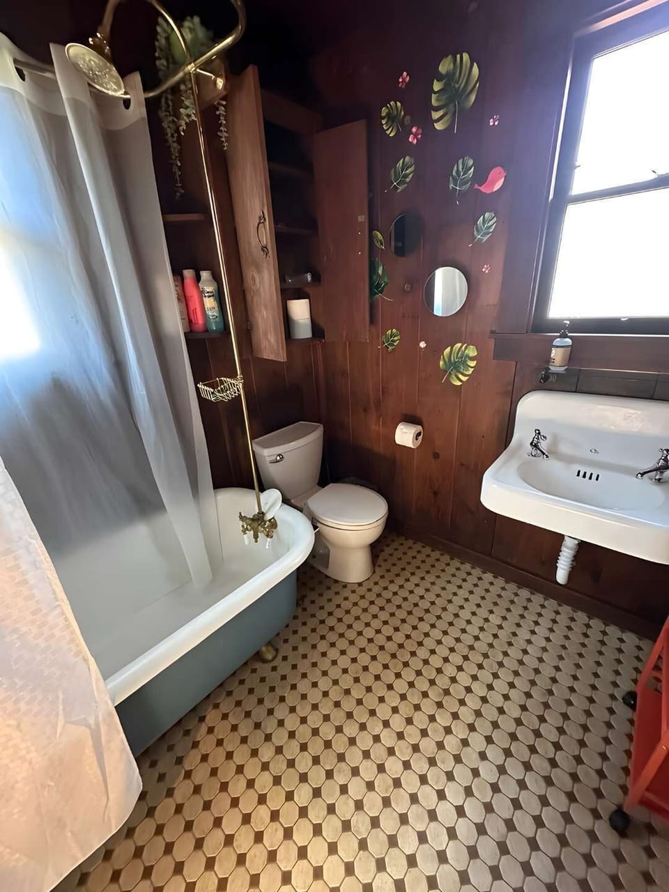 This vintage-style bathroom with its cast iron tub feels like a step back in time — in the best way. Open the window for fresh air, draw yourself a bath, and let your worries melt away in pure relaxation. 🛁