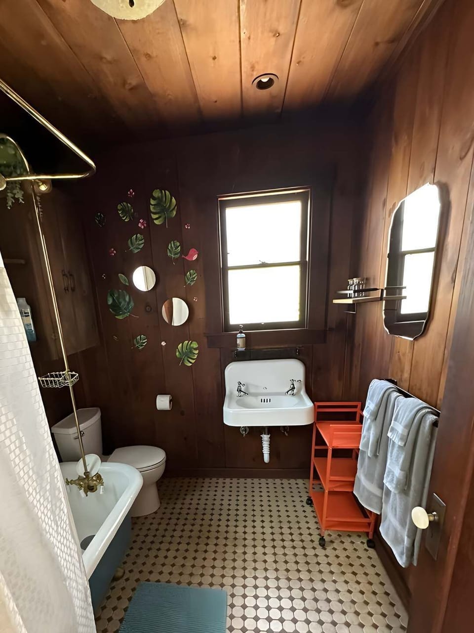 Even the bathroom here has personality — playful wall art, rustic wood, and just the right amount of charm. It’s a refreshing space that makes freshening up part of the cozy cabin experience. 🚿