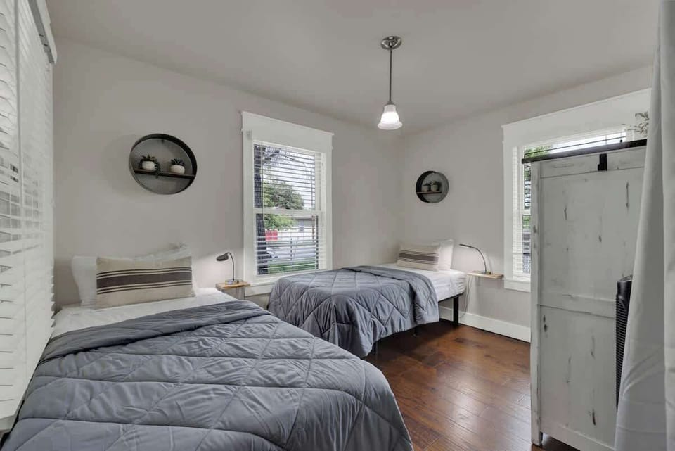 Bedroom three with 2 twin beds