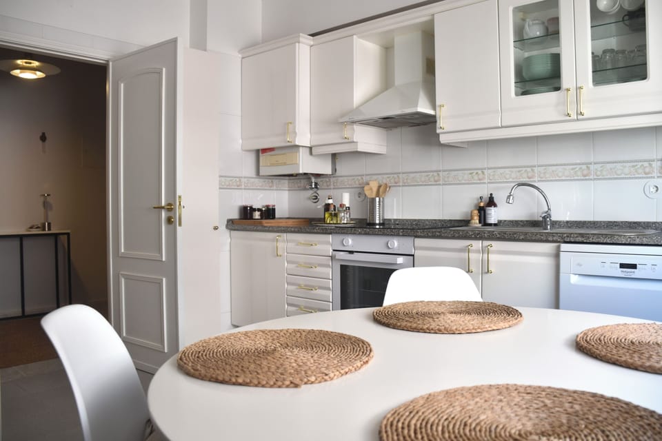 Cozinha completa e espaço de refeições 