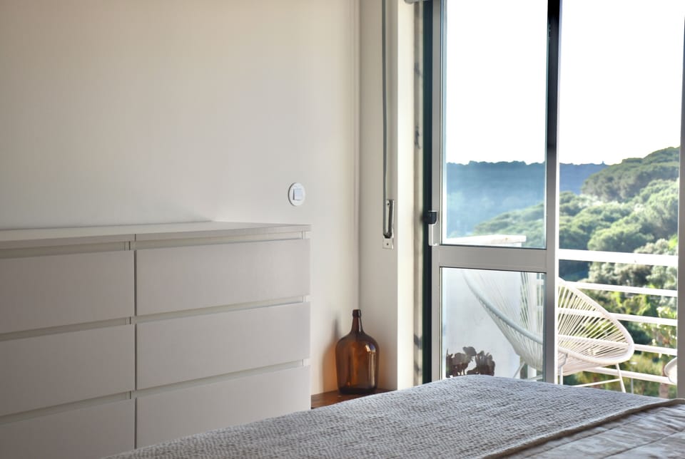 Quarto 1, cama de casal e arrumação