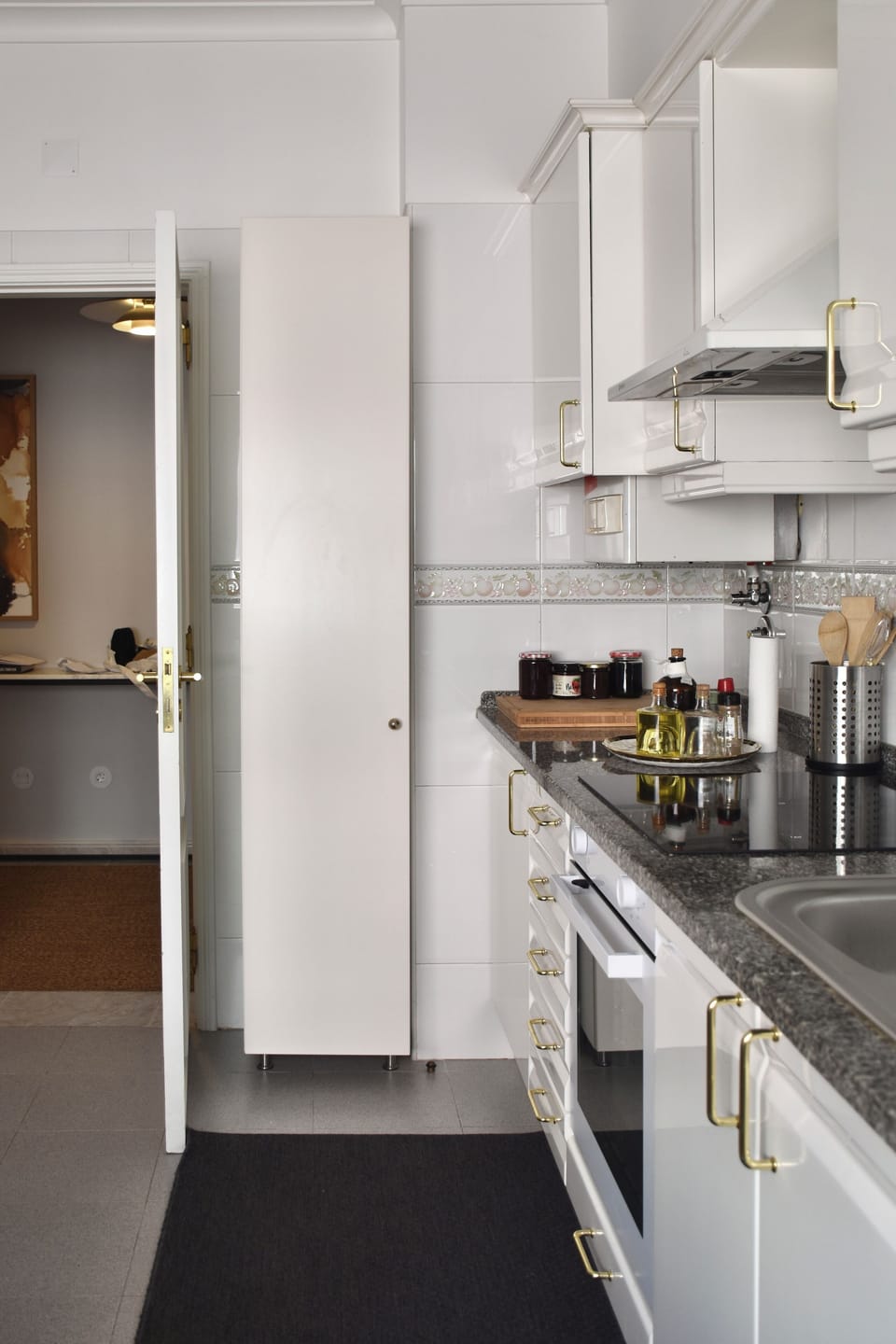 Cozinha completa e espaço de refeições 