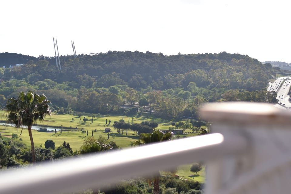 Varanda com 2 cadeirões e vista sobre o parque do Jamor
