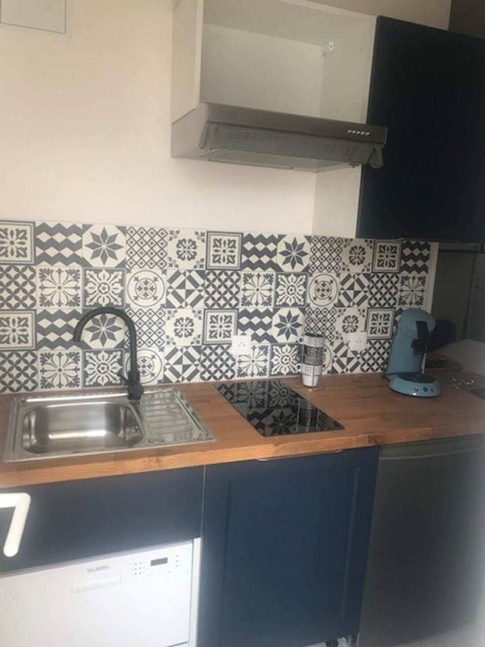 Cuisine du studio – Équipements modernes et ambiance cosy Plaque vitrocéramique, lave-vaisselle, rangements astucieux et décoration soignée pour un séjour sans contrainte au cœur de l’île de Ré.