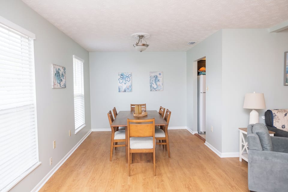 Dining room seats 6, just within front entrance 