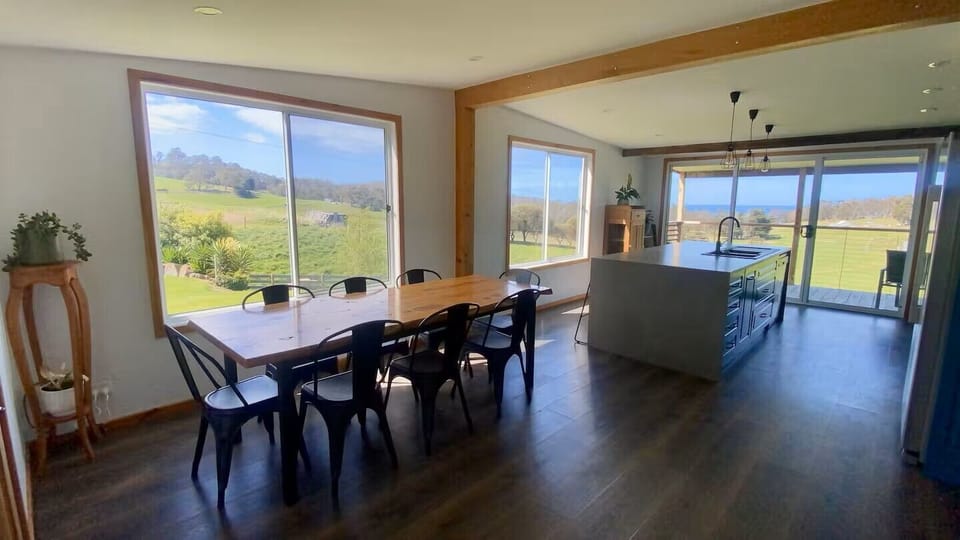 Kitchen & Dining