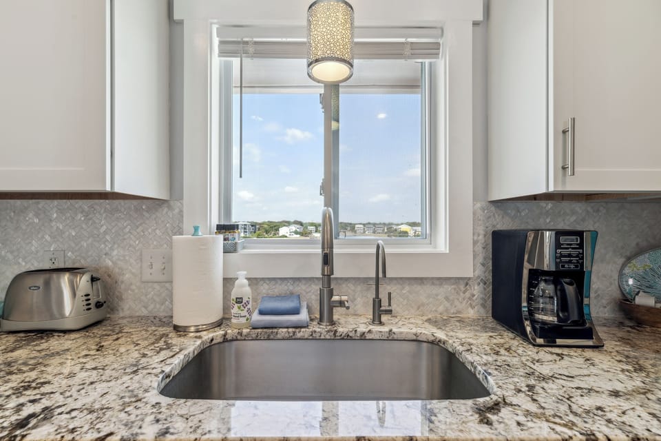 Beautiful lake view and reverse osmosis water system!