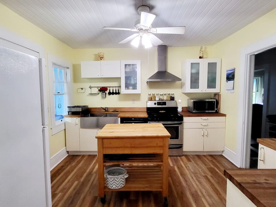 Full kitchen, farmhouse style.
