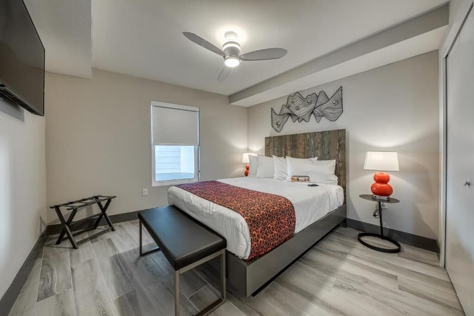 Settle in comfortably with TV, bench seating, and soft lamplight.