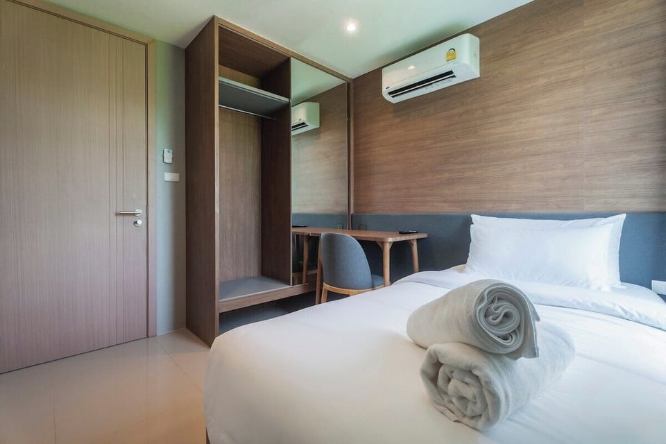 Single bedroom with working desk, A/C and built-in storage  perfect for solo guests or kids