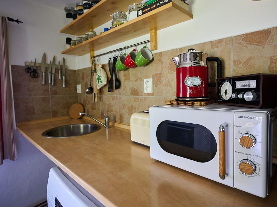Kitchen Appliance, Kitchen, Major Appliance, Small Appliance, Home Appliance, Countertop, Cooktop, Stove, Room