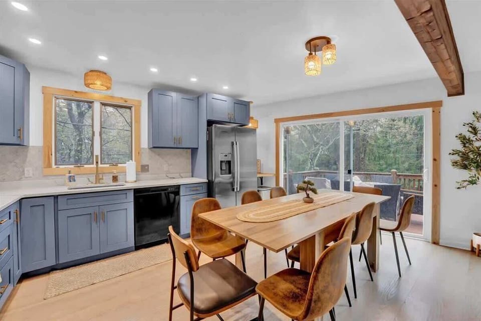 Modern Kitchen and Dining Space for Groups
