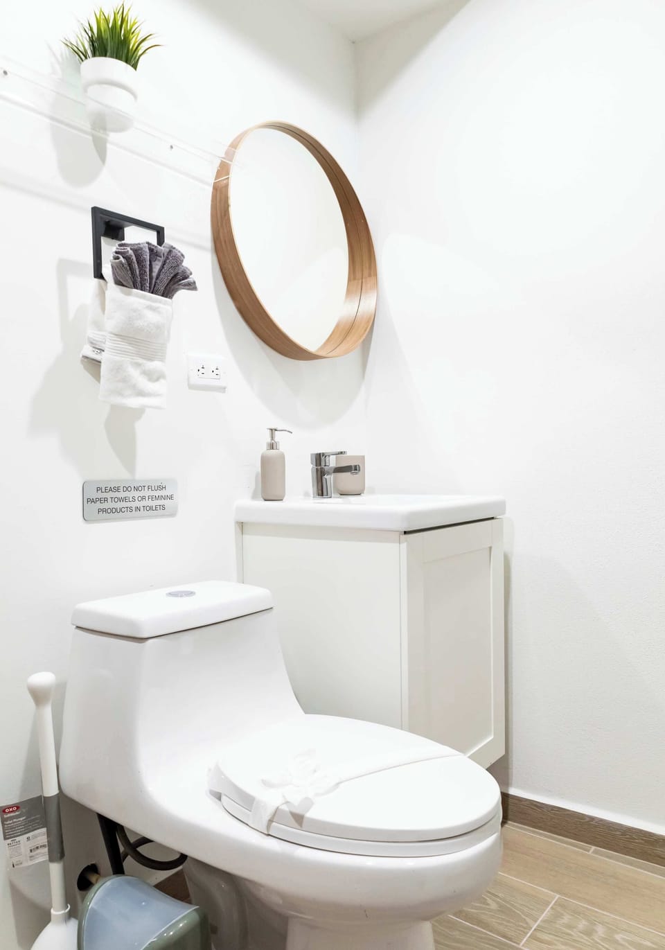 Studio 1 - Handicap-Accessible Bathroom