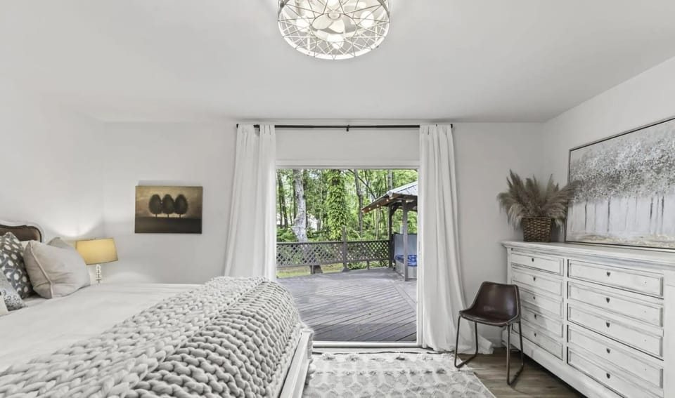 🧲Gorgeous primary suite offers 40 inch TV, private bath-opens to hot tub,lounges