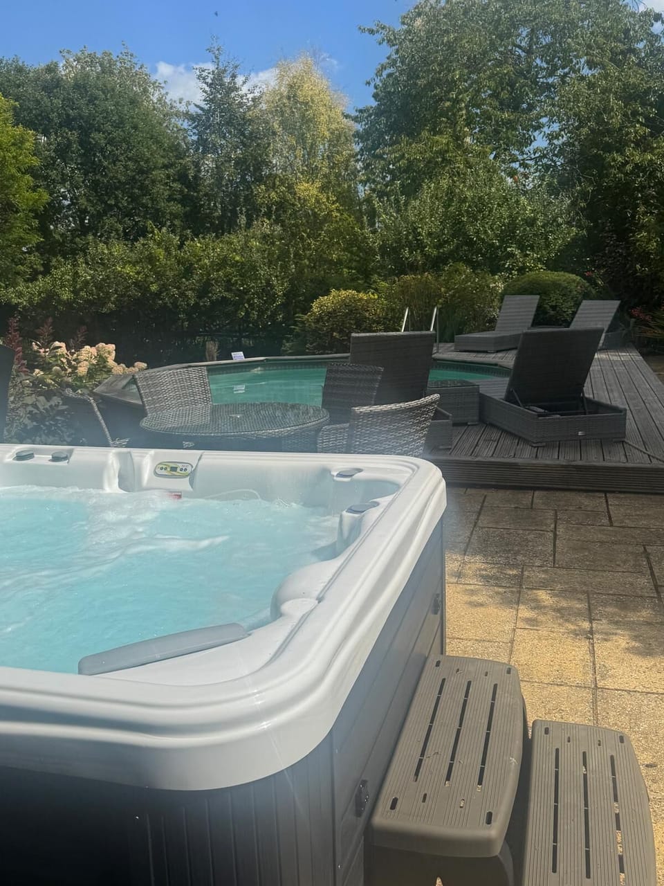 Outdoor spa tub