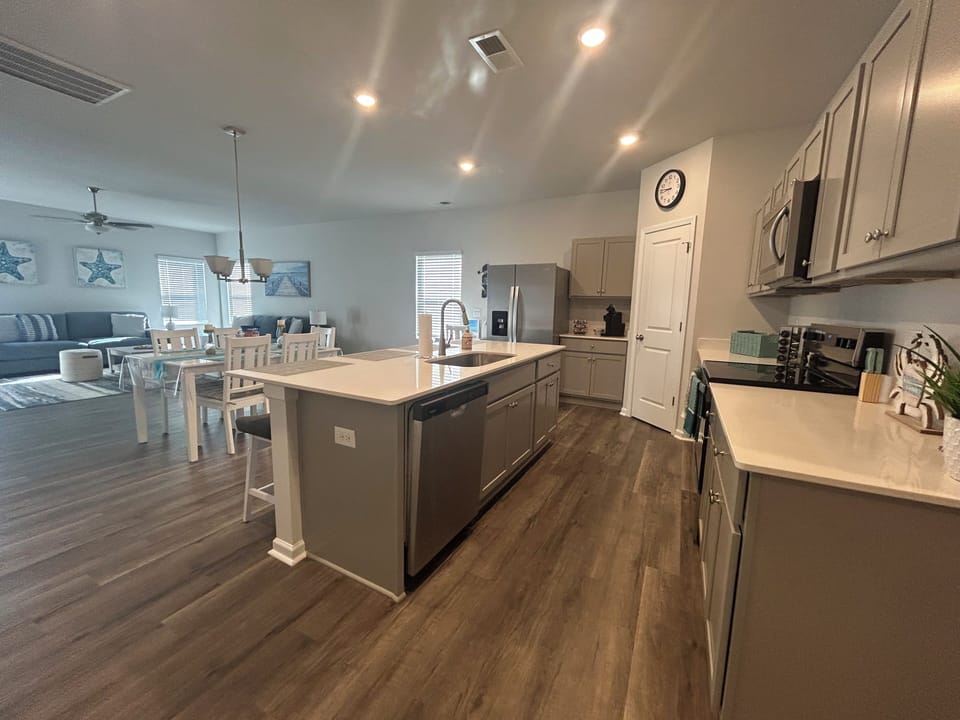 Fully equipped kitchen with cookware utensils, and lots of space.